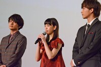 左から北村匠海、森川葵、佐藤寛太。