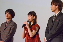 左から北村匠海、森川葵、佐藤寛太。