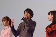 左から浅川梨奈、北村匠海、森川葵。