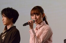 左から阪本奨悟、浅川梨奈。