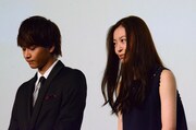 左から佐藤寛太、田辺桃子。