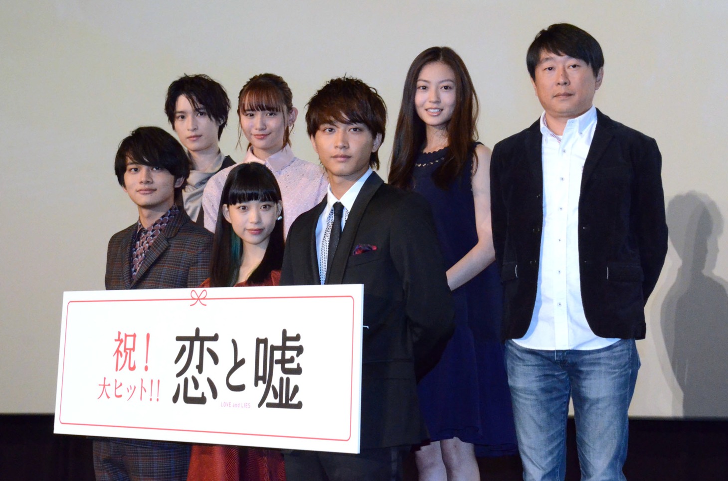 実写映画「恋と嘘」初日舞台挨拶の様子。前列左から北村匠海、森川葵、佐藤寛太、後列左から阪本奨悟、浅川梨奈、田辺桃子、古澤健。