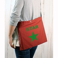 「『弱虫ペダル』“チーム2人”サコッシュ」の使用イメージ。