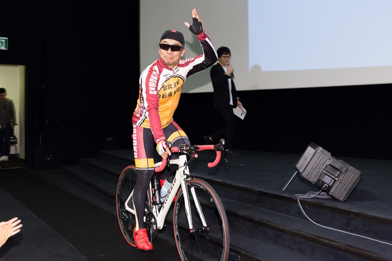 ロードバイクに乗って会場に現れた伊藤健太郎。