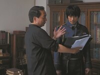映画「鋼の錬金術師」のメイキングカット。左から曽利文彦監督、ディーン・フジオカ。