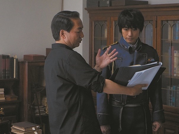 映画「鋼の錬金術師」のメイキングカット。左から曽利文彦監督、ディーン・フジオカ。