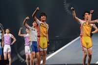 エンディング曲「ヒメのくるくる片思い」を踊るキャストたち。