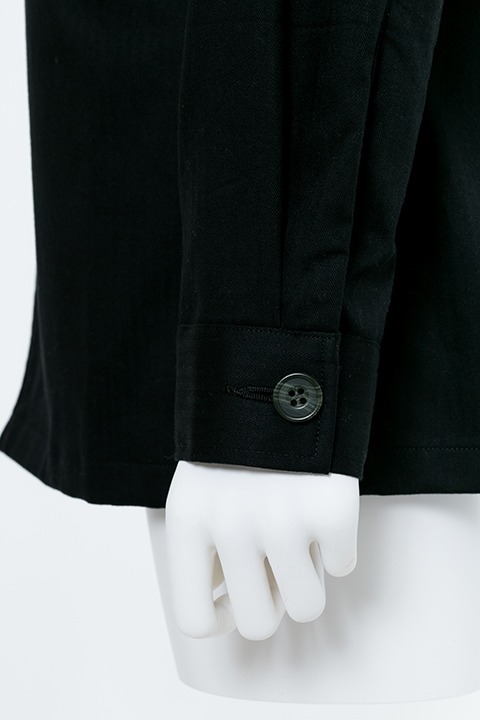 爆豪勝己モデルのミリタリーシャツ。