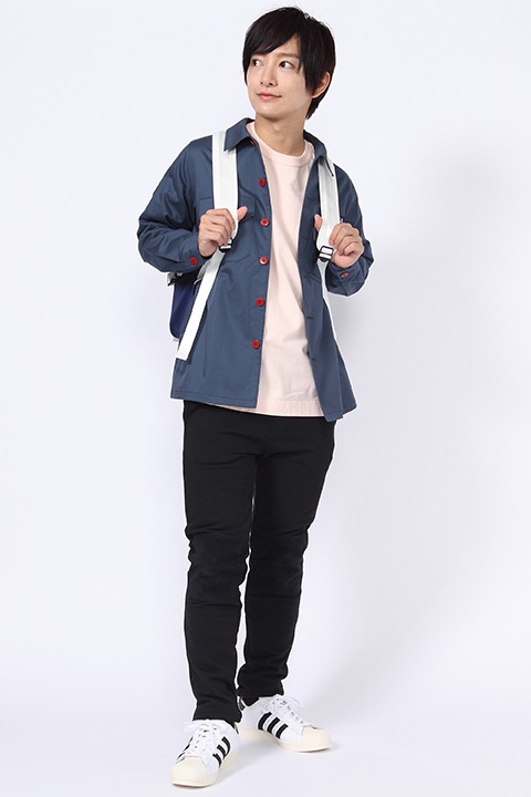 轟焦凍をモチーフにしたファッションアイテムの着用例。