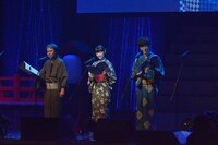 「大有頂天祭'17」にて行われた朗読劇の様子。左から赤玉先生役の梅津秀行、弁天役の能登麻美子、矢三郎役の櫻井孝宏。