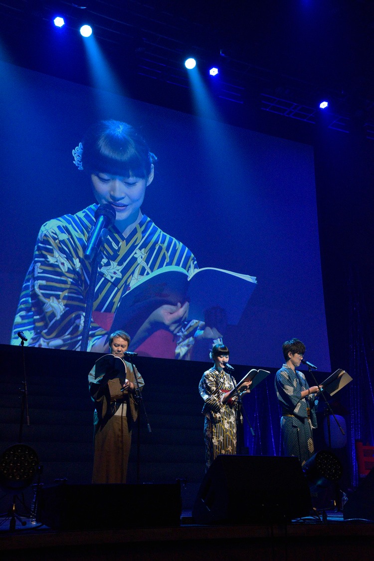 「大有頂天祭'17」にて行われた朗読劇の様子。左から赤玉先生役の梅津秀行、弁天役の能登麻美子、矢三郎役の櫻井孝宏。