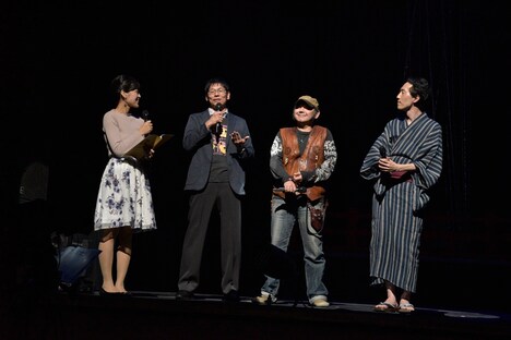左から司会の三崎智子、プロデューサーの堀川憲司、吉原正行監督、森見登美彦。