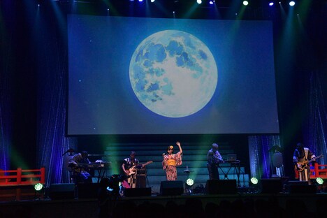 fhanaのパフォーマンス。