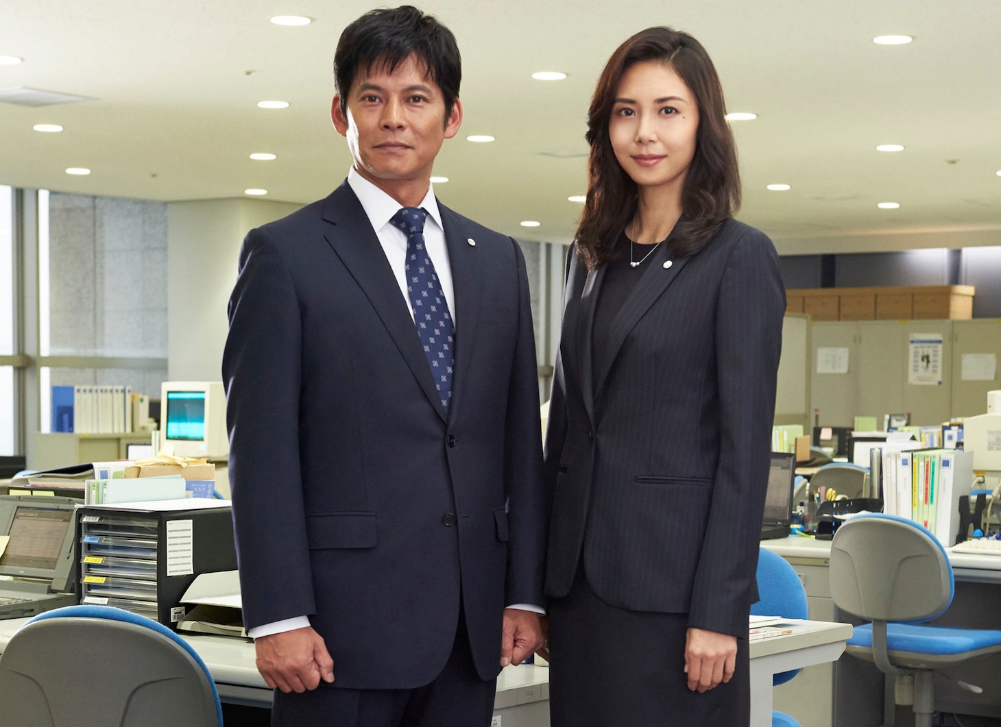 「連続ドラマW 監査役 野崎修平」に出演する織田裕二（左）と松嶋菜々子（右）。