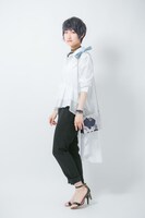 ミニショルダーバッグの着用例。