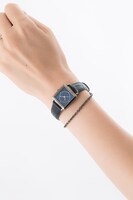 腕時計の着用例。