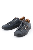 ミカサモデルのスニーカー。