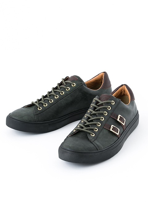 リヴァイモデルのスニーカー。