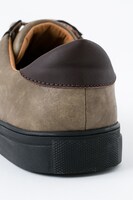 エルヴィンモデルのスニーカー。