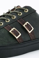 リヴァイモデルのスニーカー。