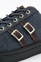 ミカサモデルのスニーカー。