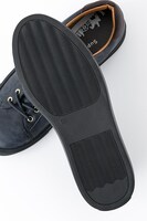 ミカサモデルのスニーカー。