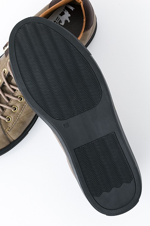 エルヴィンモデルのスニーカー。