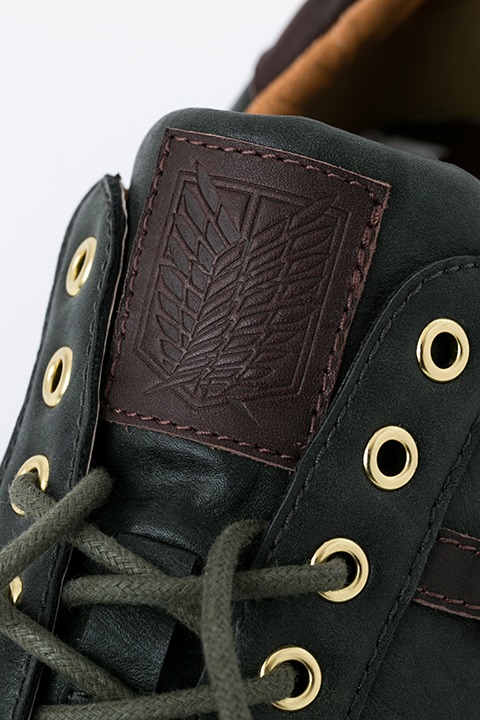 リヴァイモデルのスニーカー。