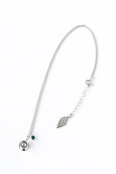 リヴァイモデルのネックレス。