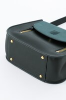 リヴァイモデルのショルダーバッグ。