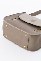 エルヴィンモデルのショルダーバッグ。