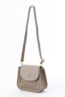 エルヴィンモデルのショルダーバッグ。