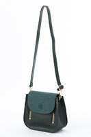 リヴァイモデルのショルダーバッグ。