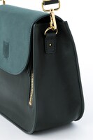 リヴァイモデルのショルダーバッグ。