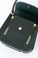 リヴァイモデルのショルダーバッグ。