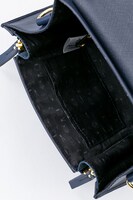 ミカサモデルのショルダーバッグ。