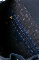 ミカサモデルのショルダーバッグ。