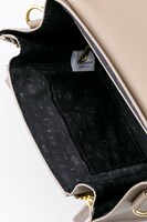 エルヴィンモデルのショルダーバッグ。