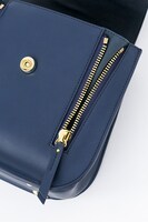 ミカサモデルのショルダーバッグ。