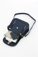 ミカサモデルのショルダーバッグ。