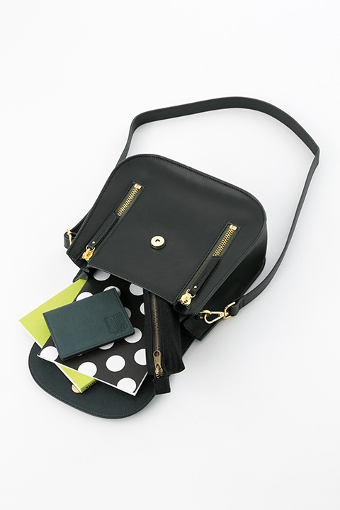 リヴァイモデルのショルダーバッグ。