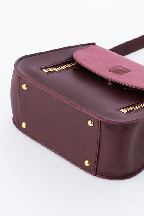 エレンモデルのショルダーバッグ。