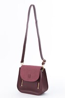 エレンモデルのショルダーバッグ。