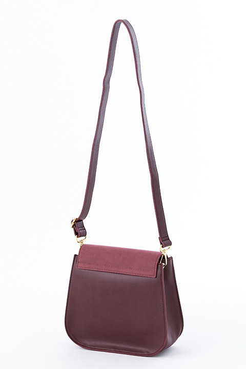 エレンモデルのショルダーバッグ。