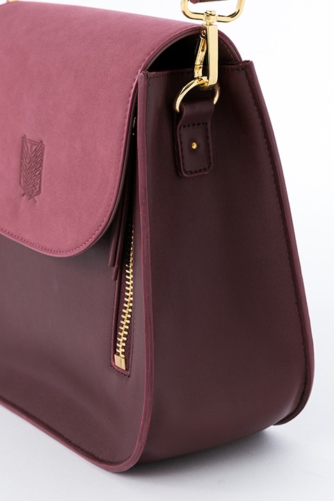 エレンモデルのショルダーバッグ。