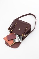 エレンモデルのショルダーバッグ。