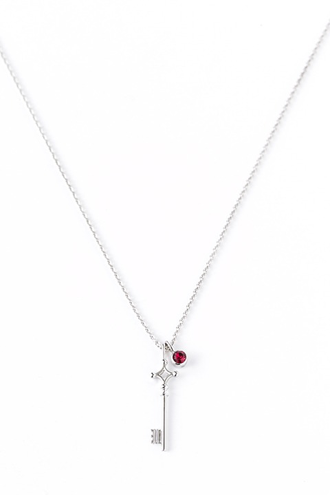 エレンモデルのネックレス。