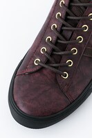 エレンモデルのスニーカー。