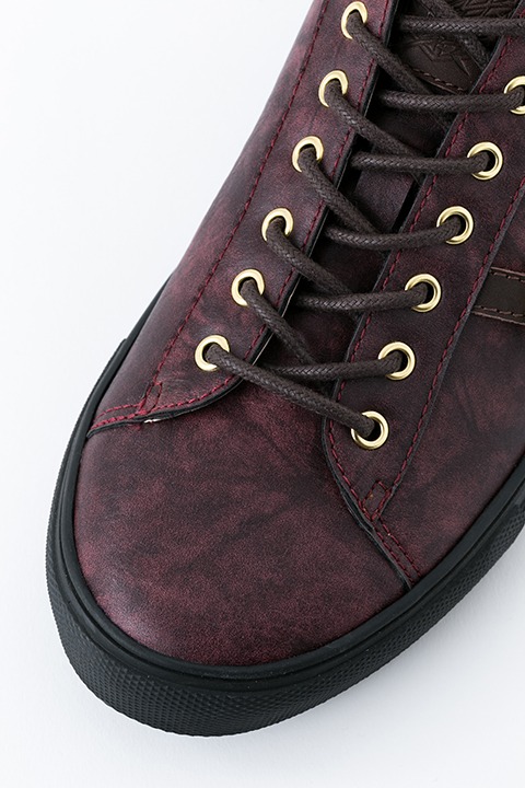 エレンモデルのスニーカー。