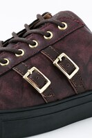 エレンモデルのスニーカー。